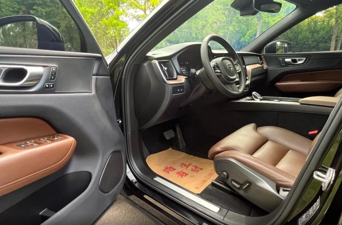VOLVO XC60 AWD LONG RANGE SMART LUXURY EDITION 2023