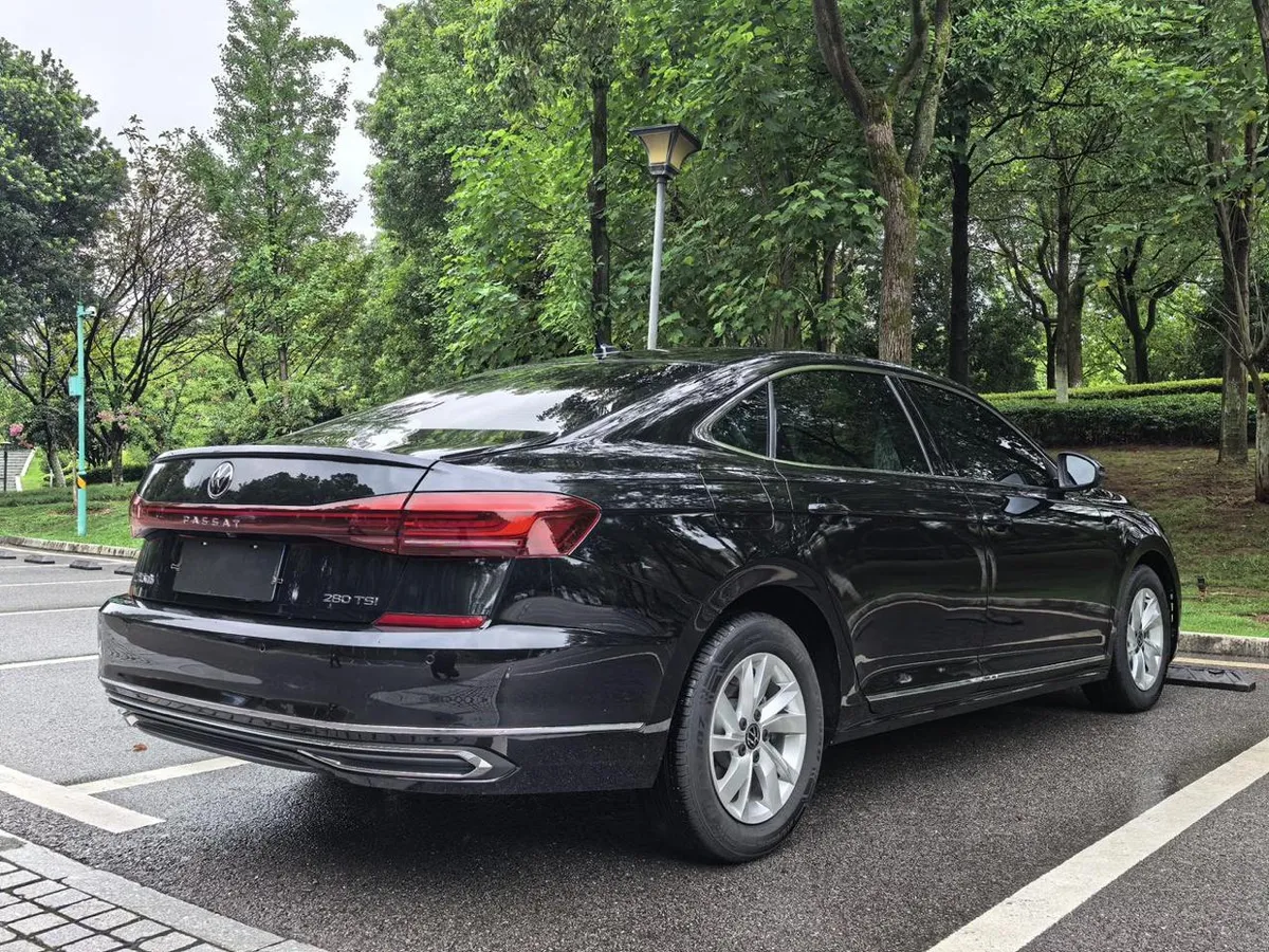 VOLKSWAGEN PASSAT 2023