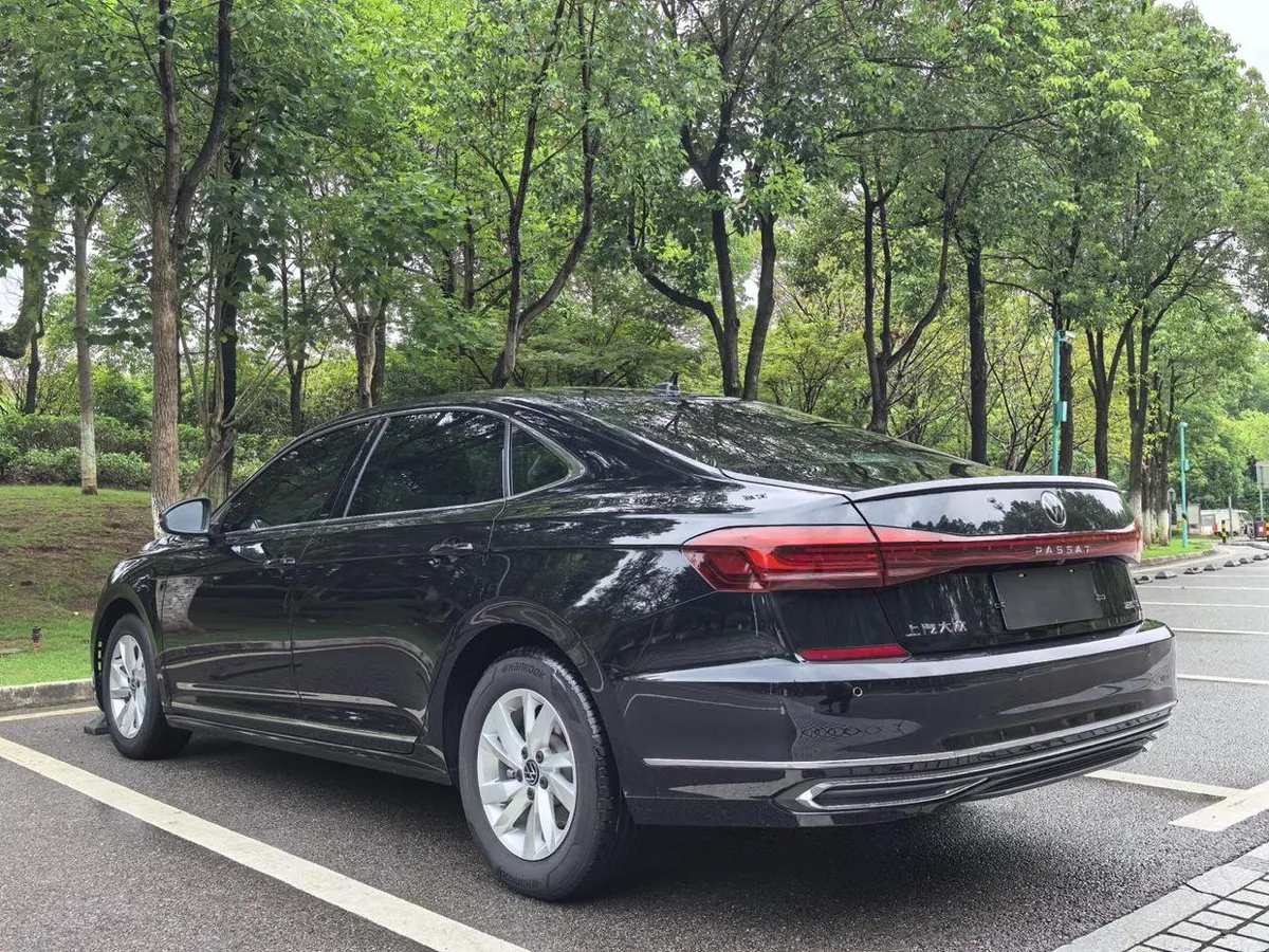 VOLKSWAGEN PASSAT 2023