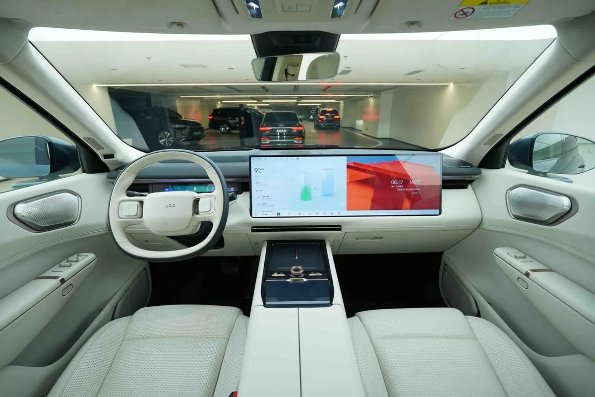 LYNK & CO 900 2025