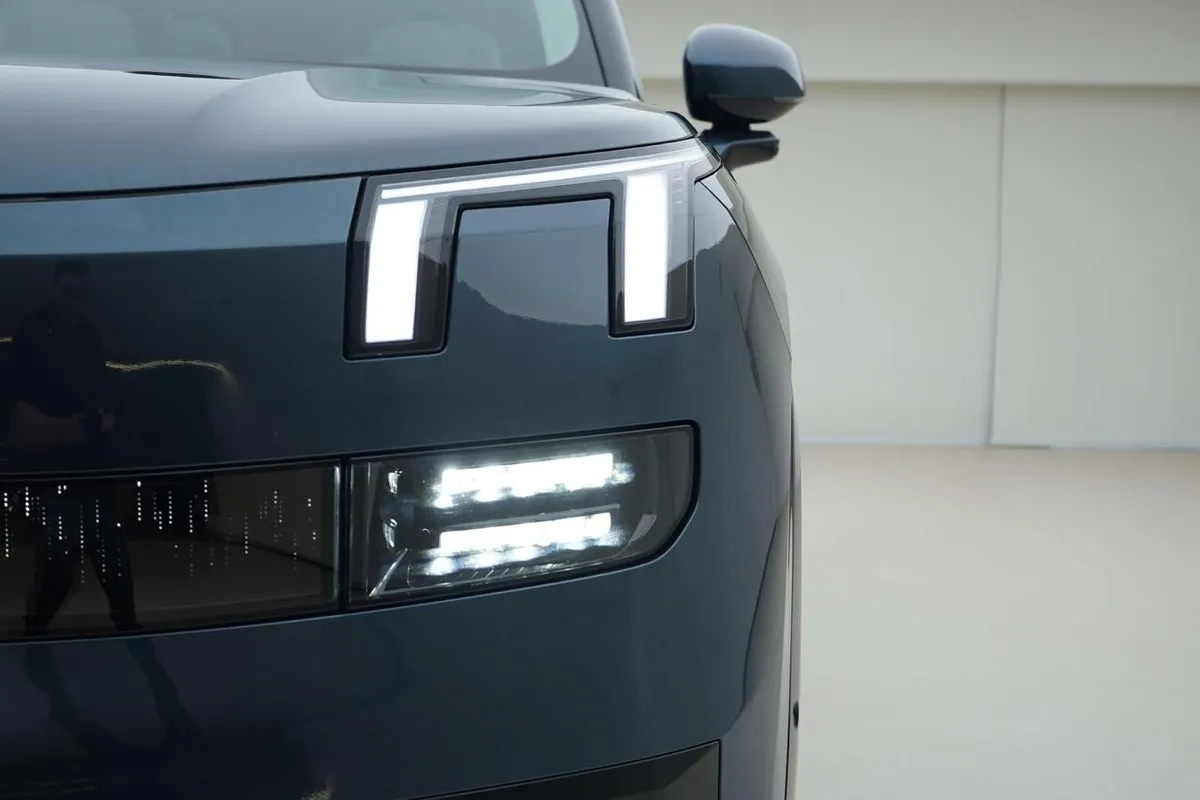 LYNK & CO 900 2025