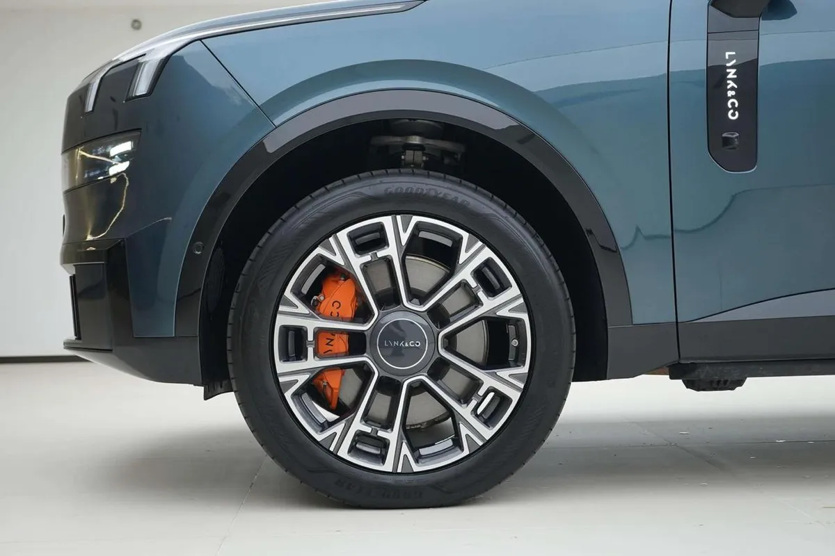 LYNK & CO 900 2025