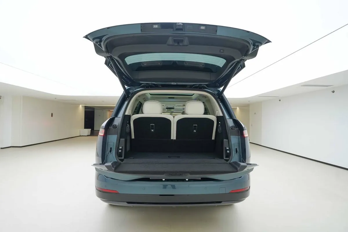 LYNK & CO 900 2025