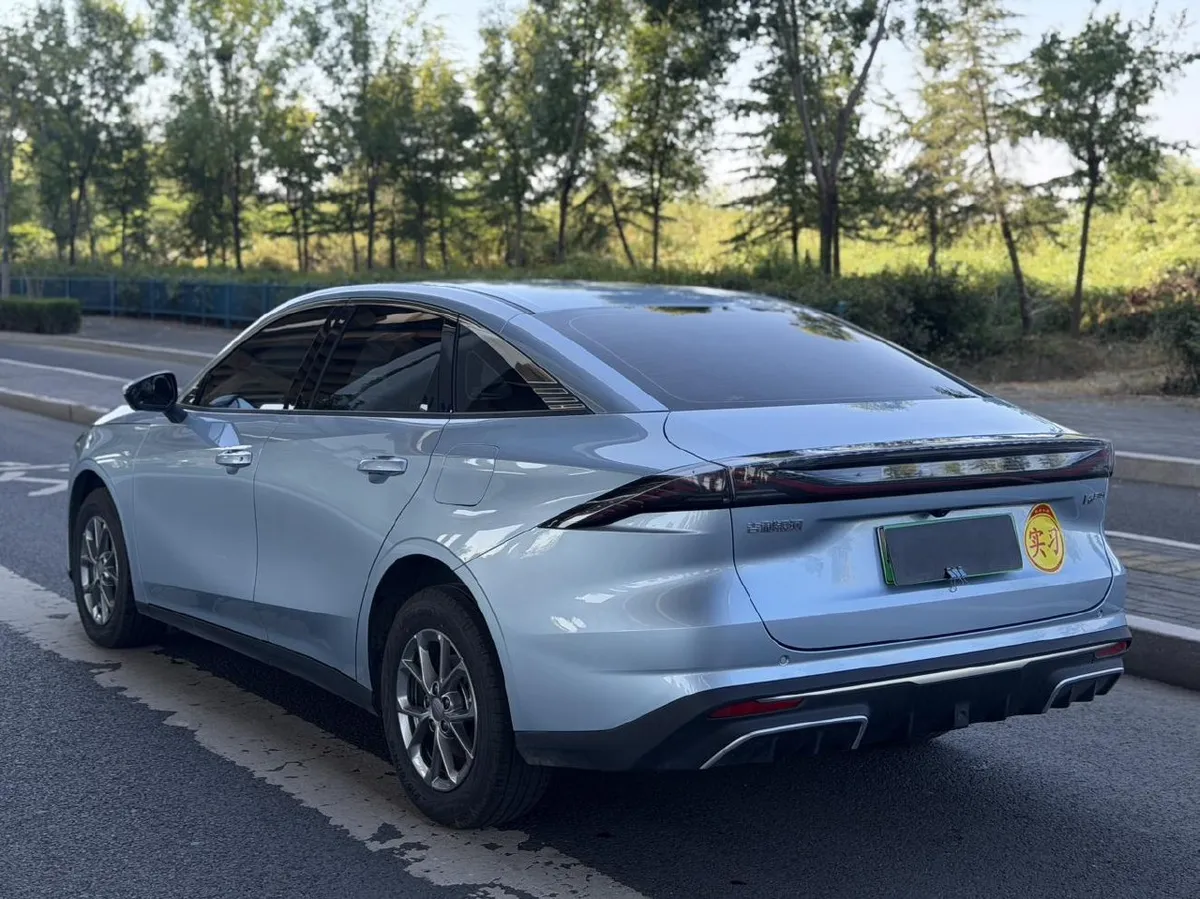GEELY L6 2025