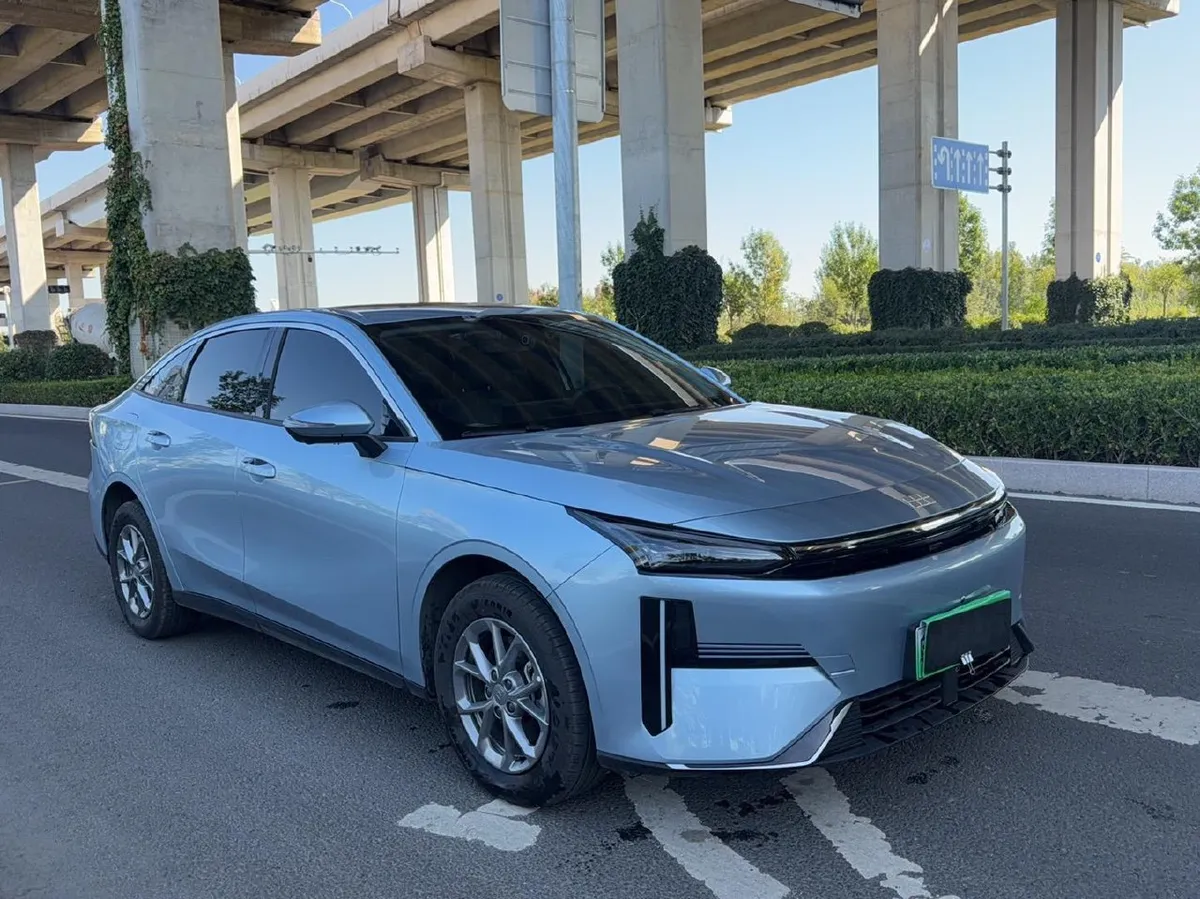 GEELY L6 2025