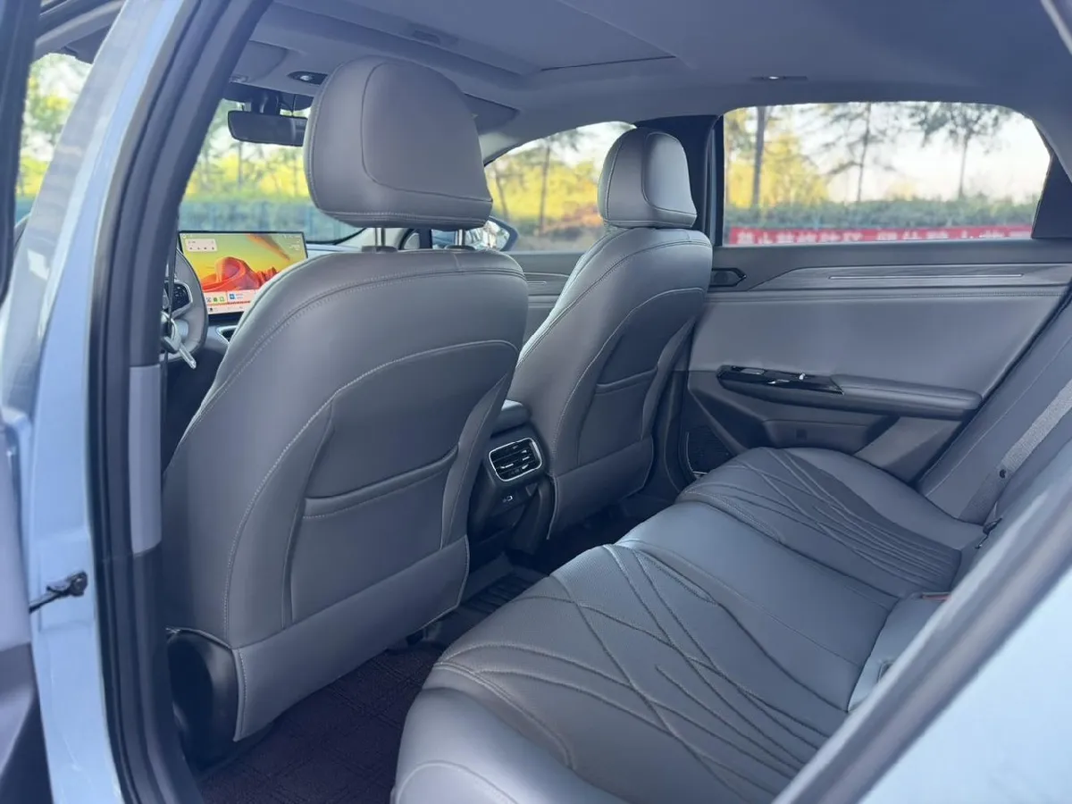 GEELY L6 2025