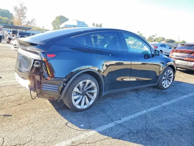 TESLA MODEL Y 2026
