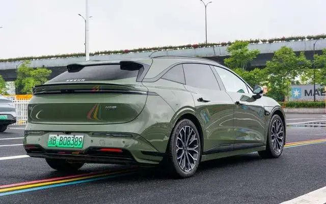 ZEEKR 007GT 2025