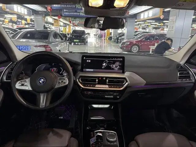 BMW IX3 2025