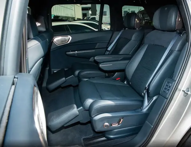 LYNK & CO 900 ULTRA SIX-SEAT 2026