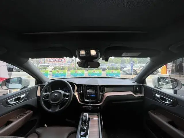 VOLVO XC60 LUXURY 2023