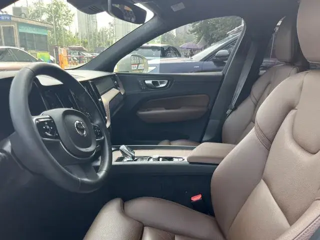 VOLVO XC60 LUXURY 2023