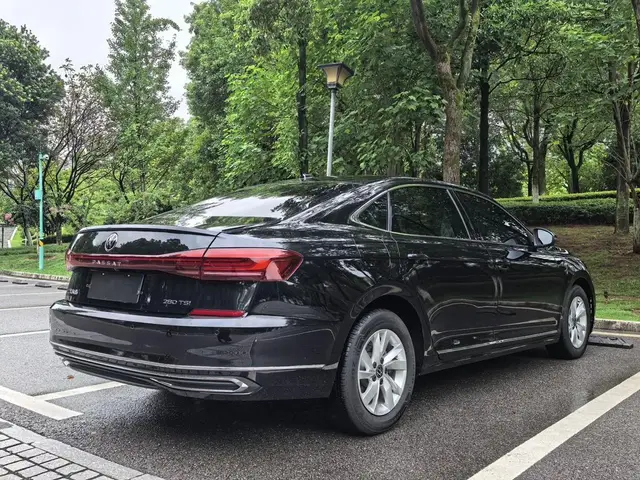 VOLKSWAGEN PASSAT 2023