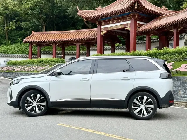 PEUGEOT 5008 2021