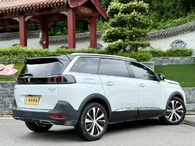 PEUGEOT 5008 2021