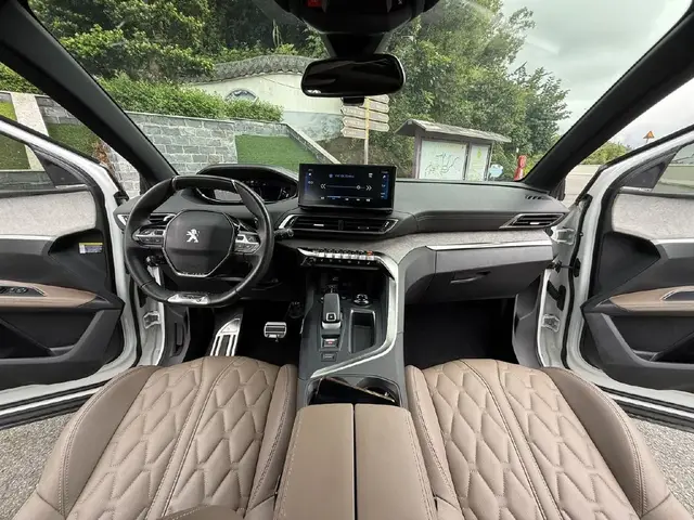 PEUGEOT 5008 2021