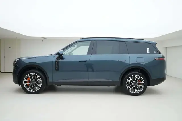 LYNK & CO 900 2025