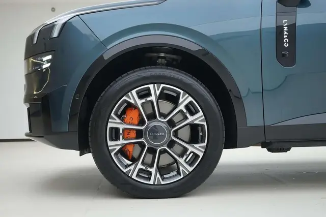 LYNK & CO 900 2025