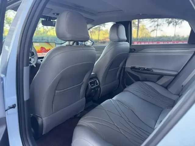 GEELY L6 2025