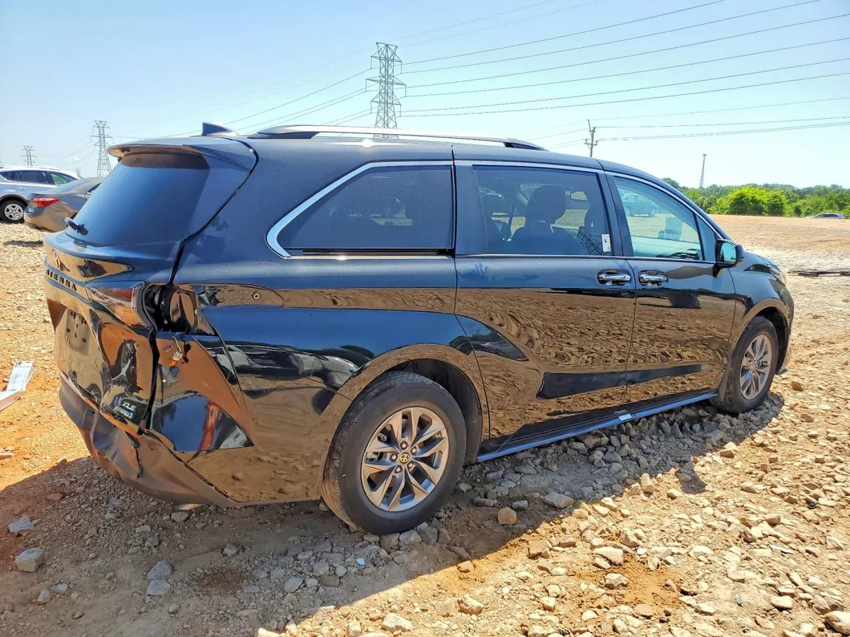 TOYOTA SIENNA XLE 2024