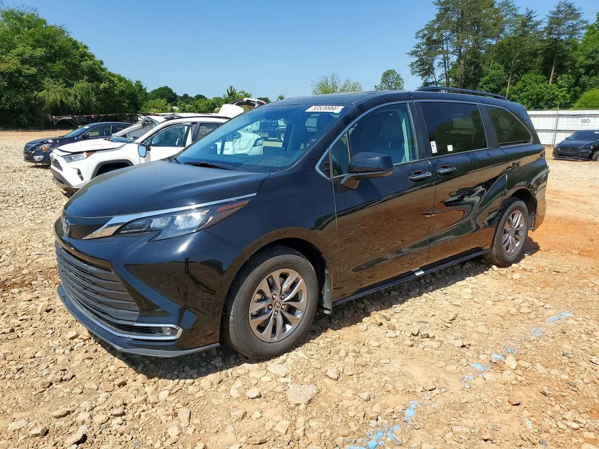 TOYOTA SIENNA XLE 2024