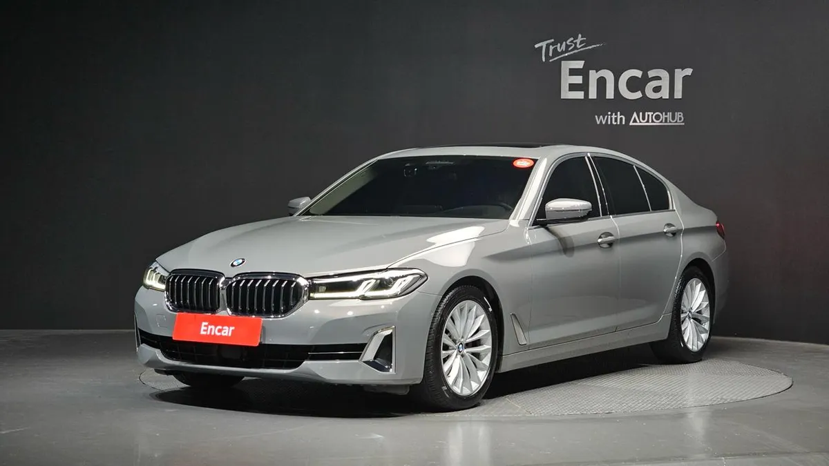 BMW 5 SERIES УДЕРЖАНИЕ В ПОЛОСЕ АДАПТИВНЫЙ КРУИЗ КОНТРОЛЬ 2022