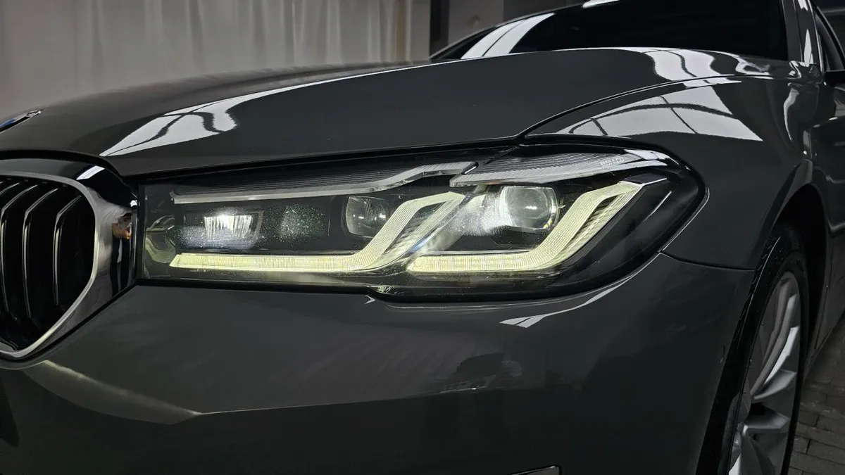 BMW 5 SERIES УДЕРЖАНИЕ В ПОЛОСЕ АДАПТИВНЫЙ КРУИЗ КОНТРОЛЬ 2022