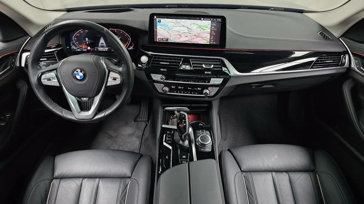 BMW 5 SERIES УДЕРЖАНИЕ В ПОЛОСЕ АДАПТИВНЫЙ КРУИЗ КОНТРОЛЬ 2022