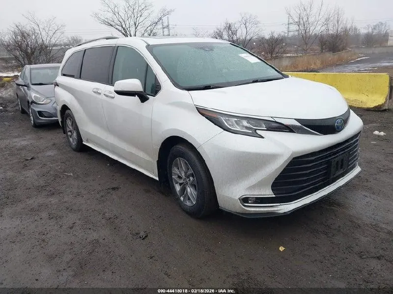TOYOTA SIENNA XLE 2021