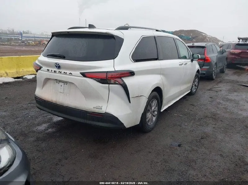 TOYOTA SIENNA XLE 2021