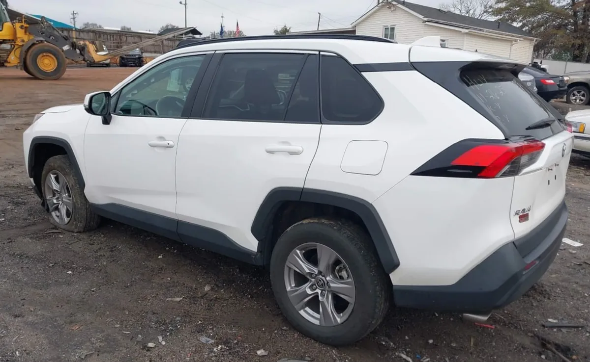 TOYOTA RAV4 XLE 2023