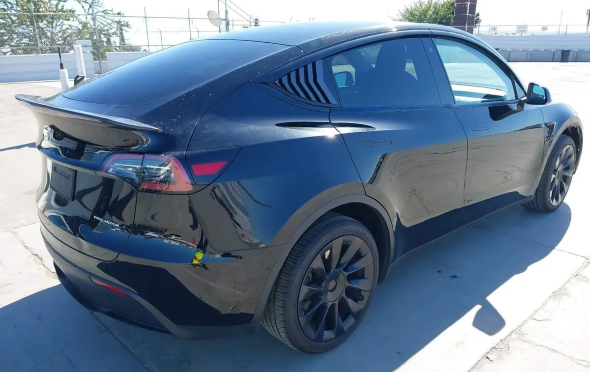 TESLA MODEL Y LONG RANGE 2023