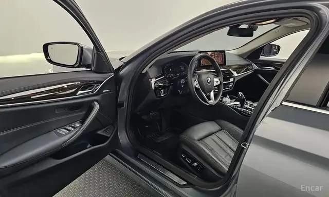 BMW 520I LUXURY 2023