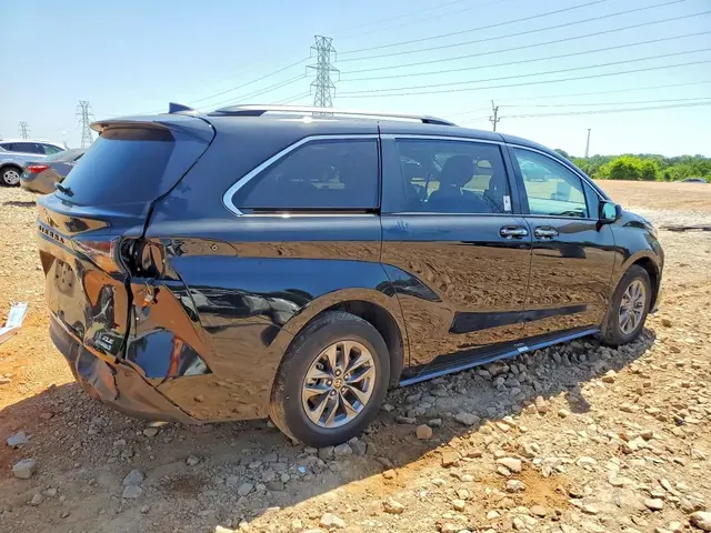 TOYOTA SIENNA XLE 2024