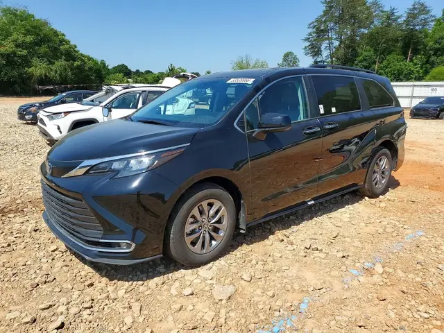 TOYOTA SIENNA XLE 2024