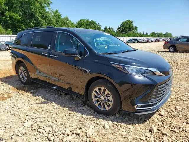TOYOTA SIENNA XLE 2024