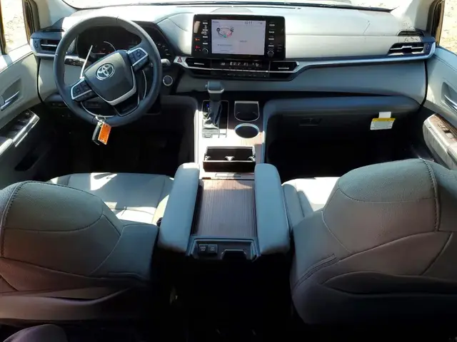 TOYOTA SIENNA XLE 2024