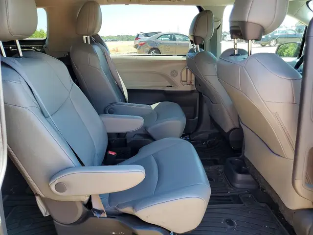 TOYOTA SIENNA XLE 2024