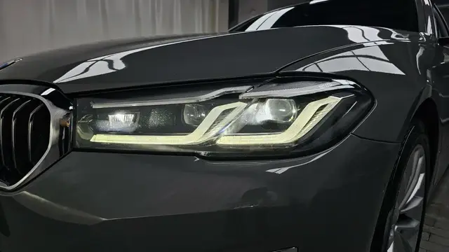 BMW 5 SERIES УДЕРЖАНИЕ В ПОЛОСЕ АДАПТИВНЫЙ КРУИЗ КОНТРОЛЬ 2022