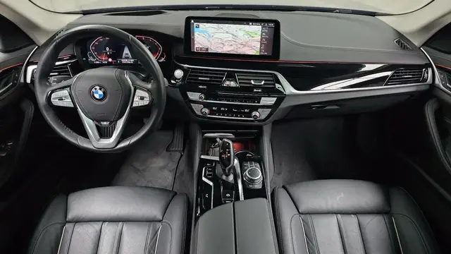 BMW 5 SERIES УДЕРЖАНИЕ В ПОЛОСЕ АДАПТИВНЫЙ КРУИЗ КОНТРОЛЬ 2022