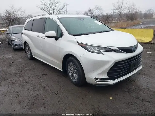 TOYOTA SIENNA XLE 2021