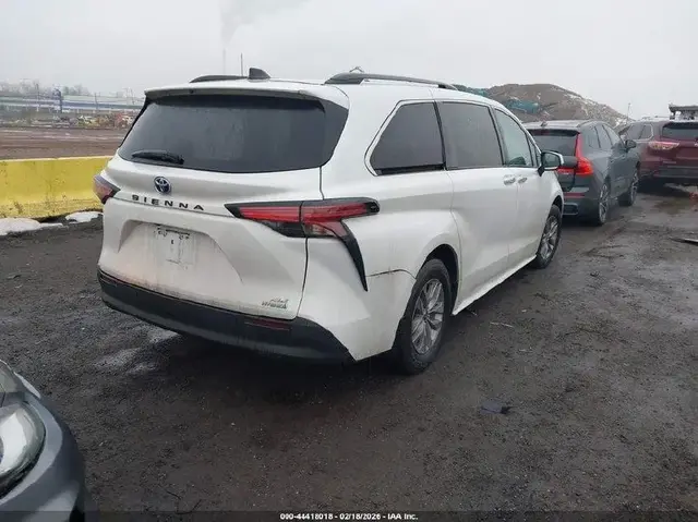 TOYOTA SIENNA XLE 2021