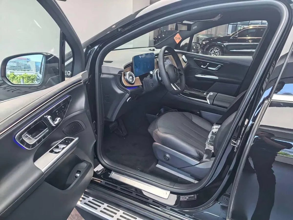 MERCEDES-BENZ EQE 500 2025