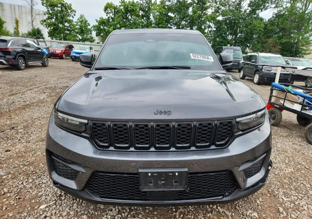 JEEP GRAND CHEROKEE LAREDO 2024