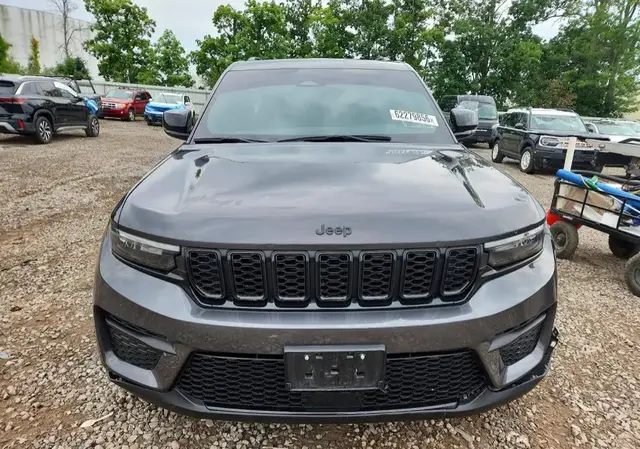 JEEP GRAND CHEROKEE LAREDO 2024