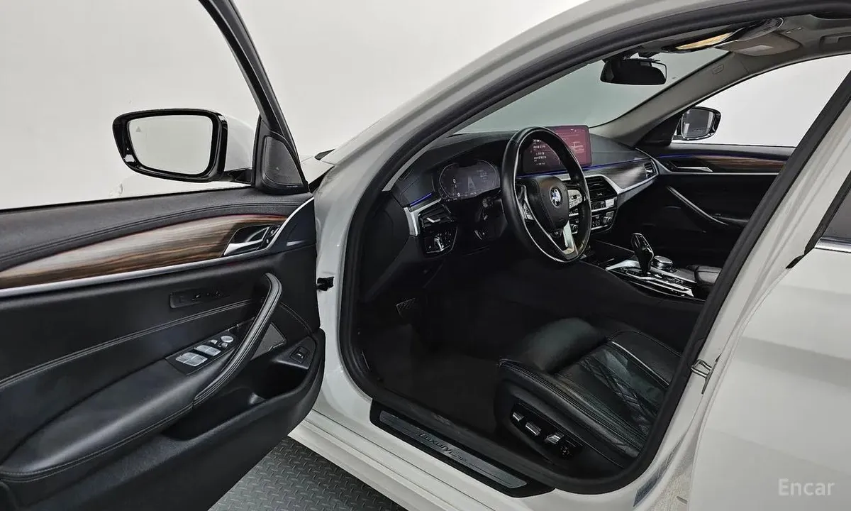 BMW 5 SERIES LUXURY 2022
