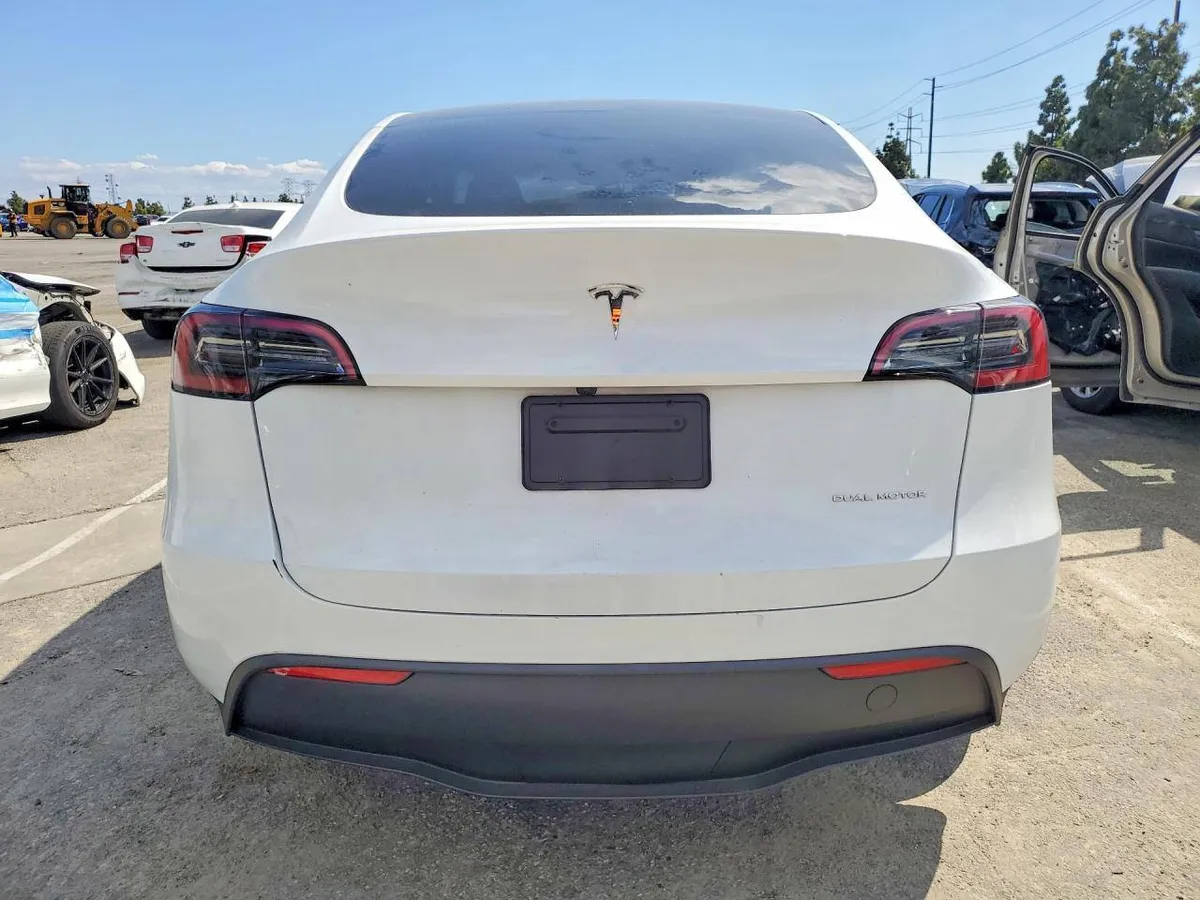 TESLA MODEL Y 2024