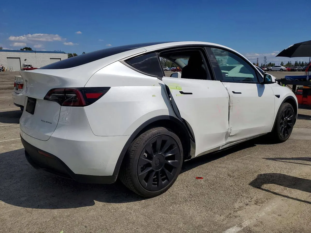 TESLA MODEL Y 2024