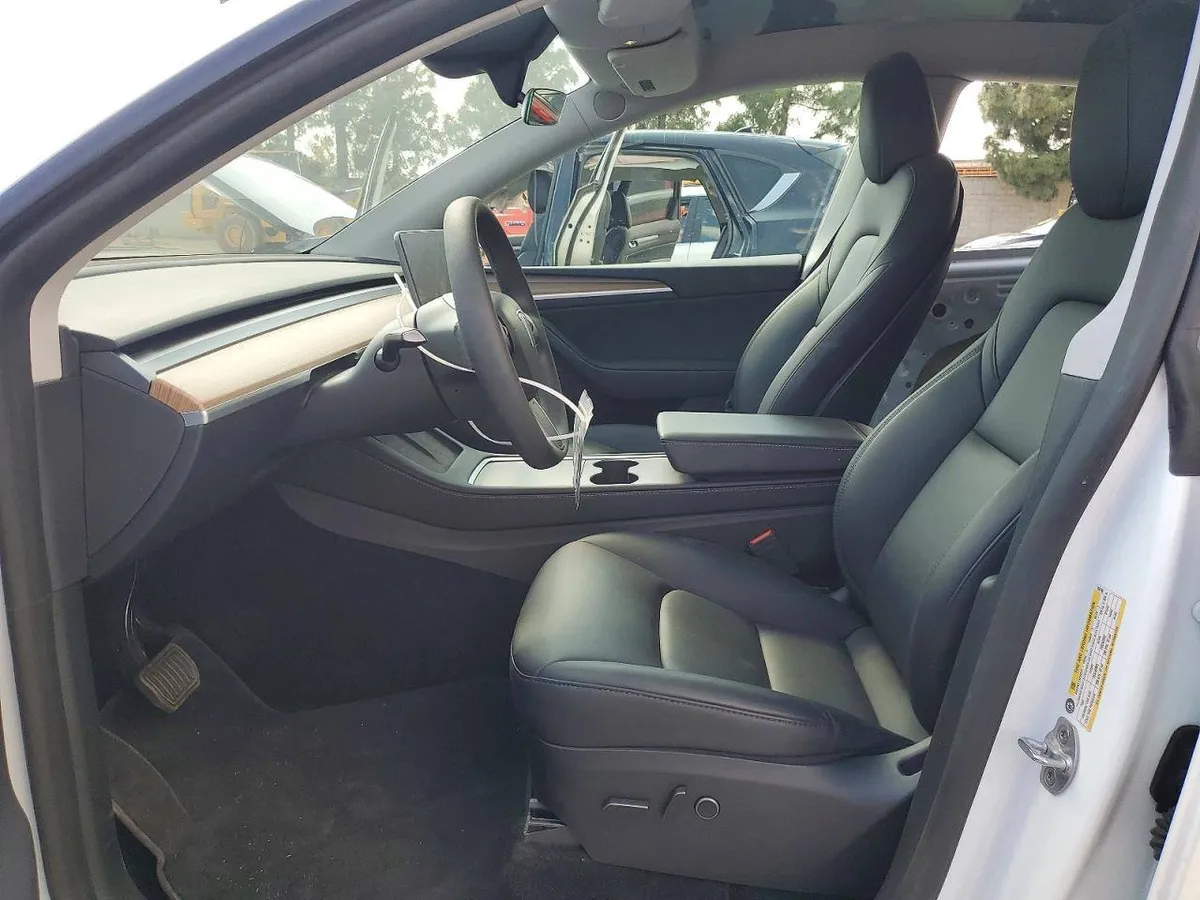 TESLA MODEL Y 2024