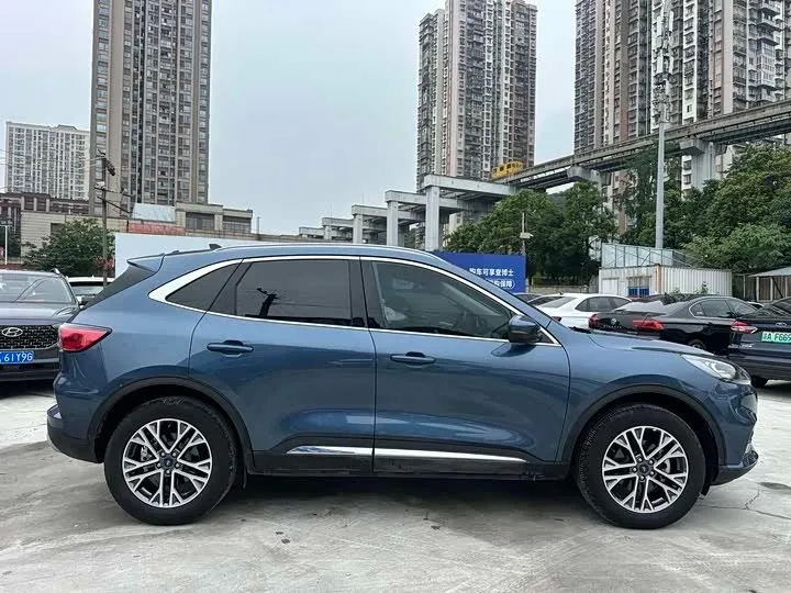 FORD ESCAPE PREMIUM 2023
